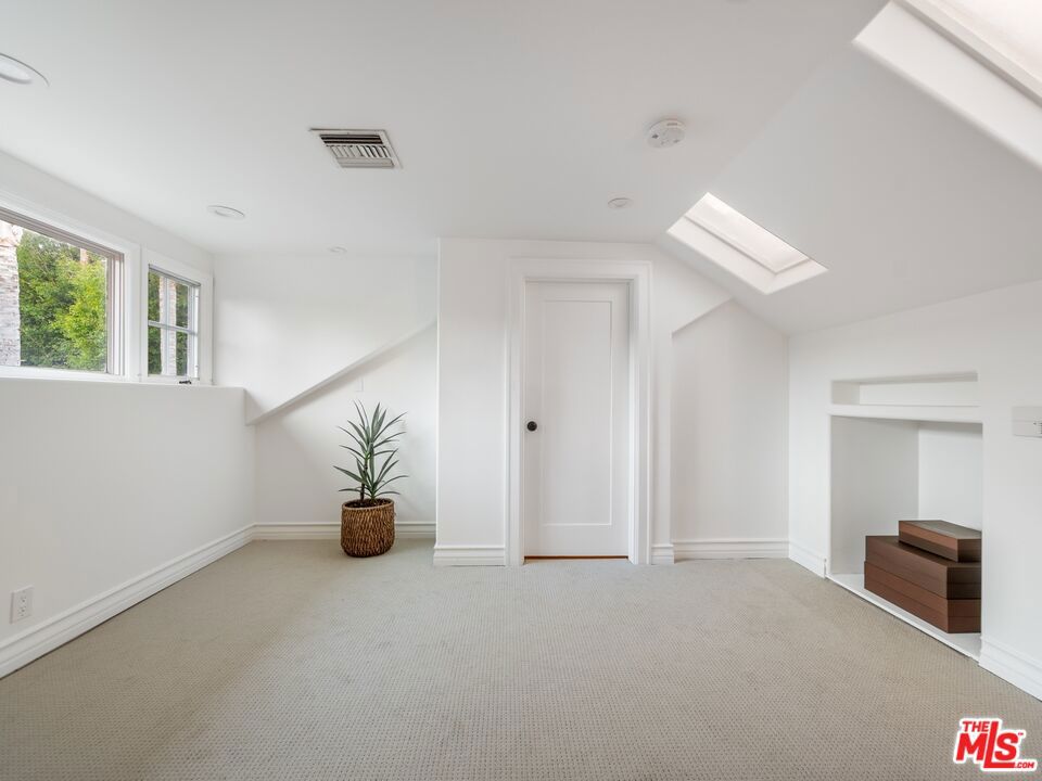 1537 N FAIRFAX Avenue