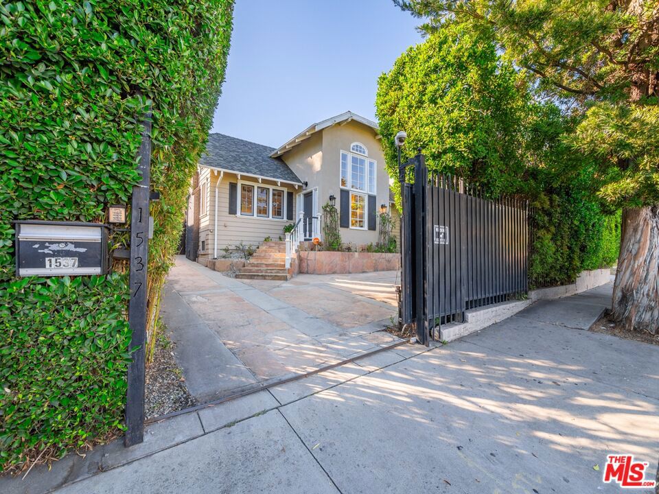 1537 N FAIRFAX Avenue