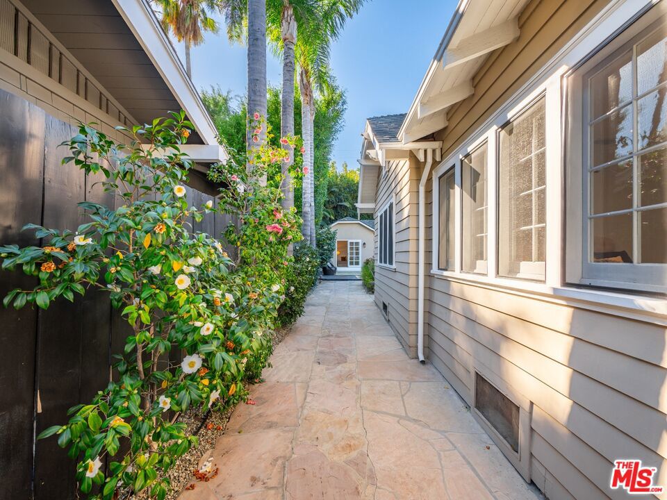 1537 N FAIRFAX Avenue