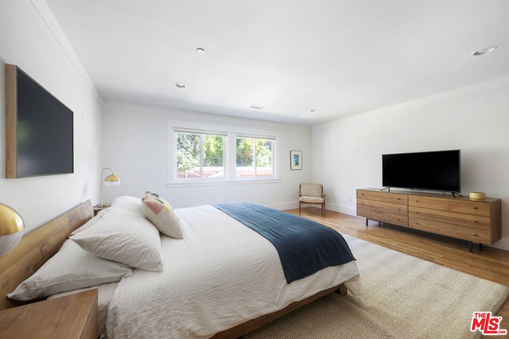 744 N Catalina Avenue