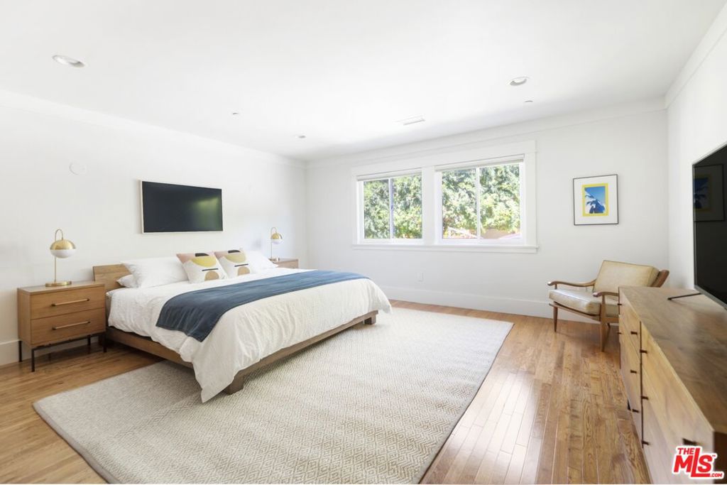 744 N Catalina Avenue