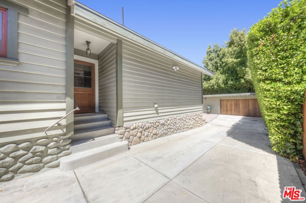 744 N Catalina Avenue