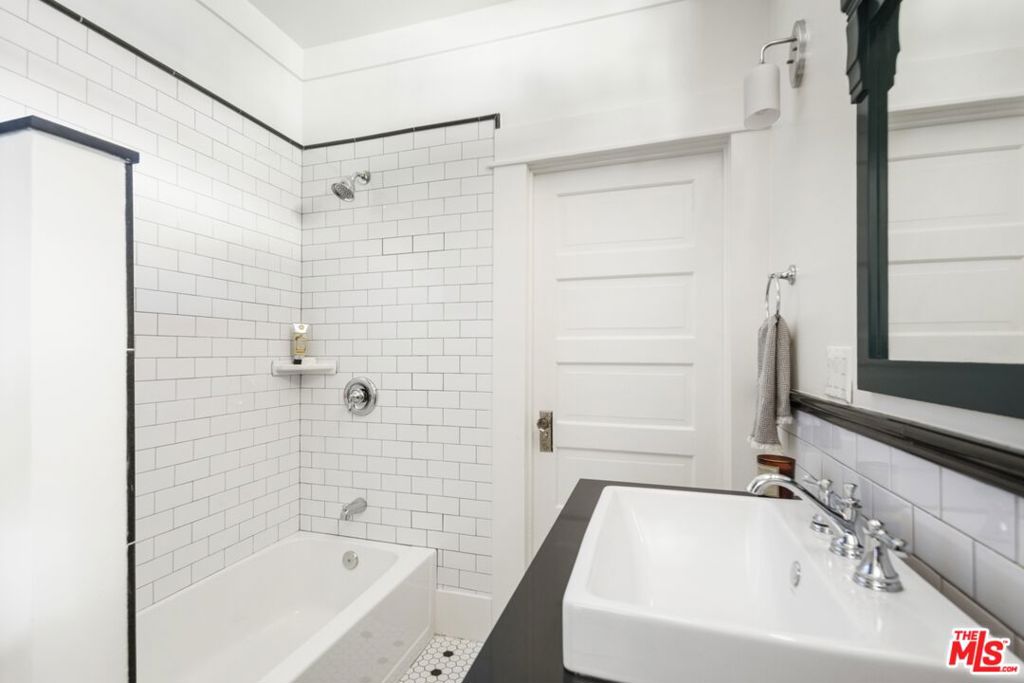 744 N Catalina Avenue