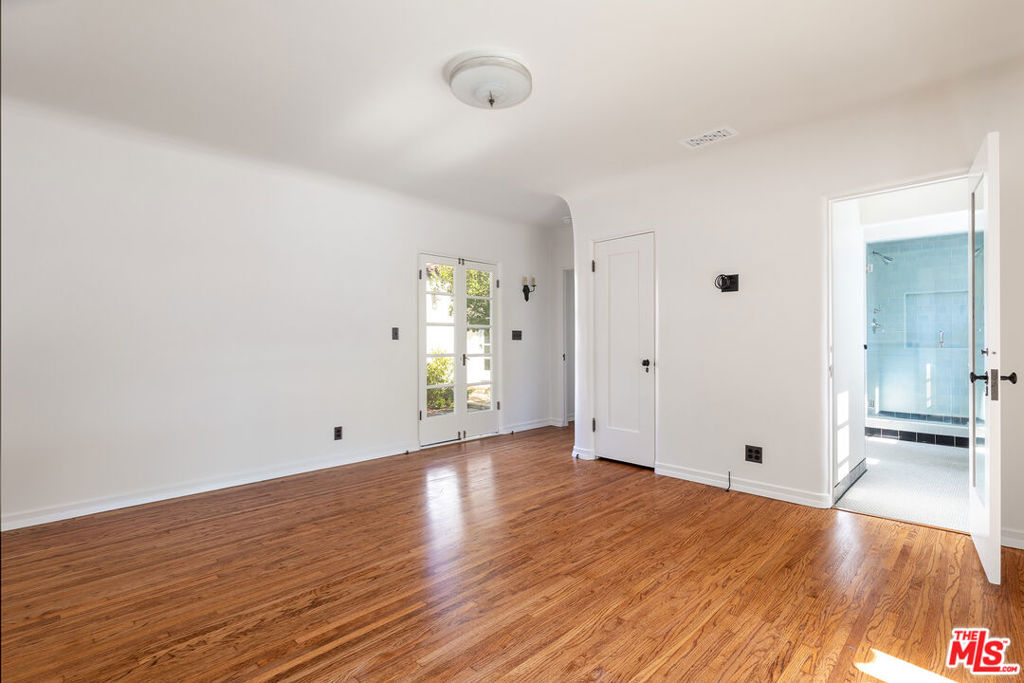 802 S Genesee Avenue