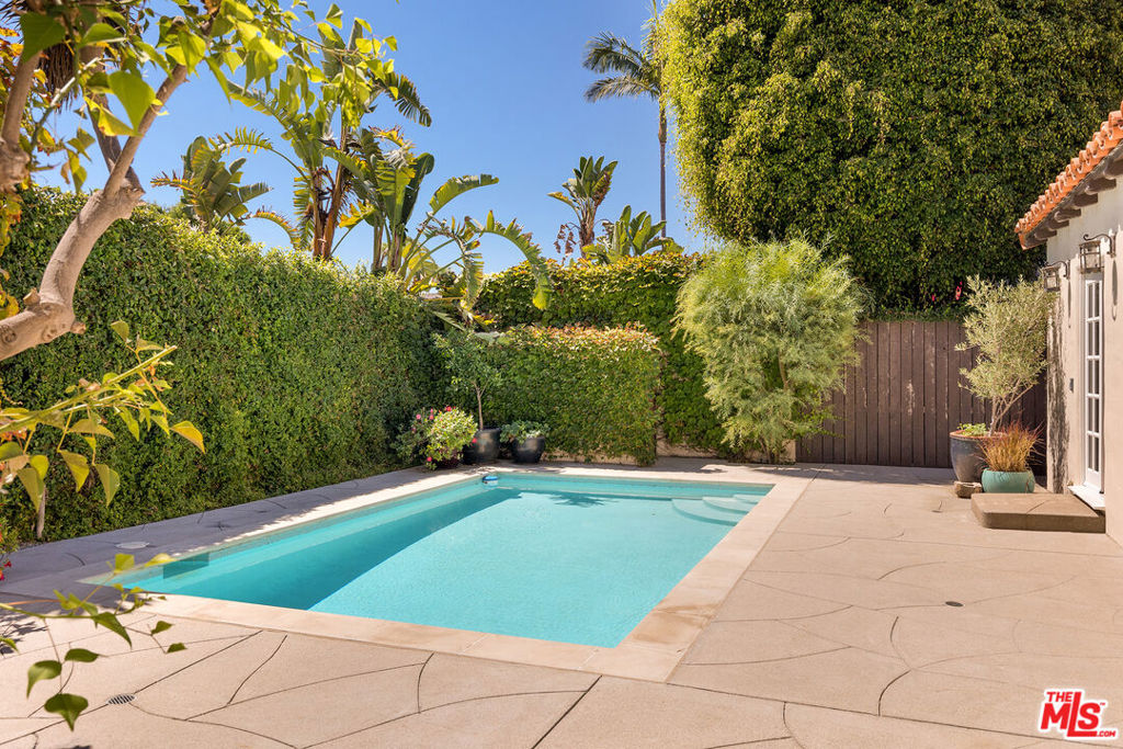 802 S Genesee Avenue