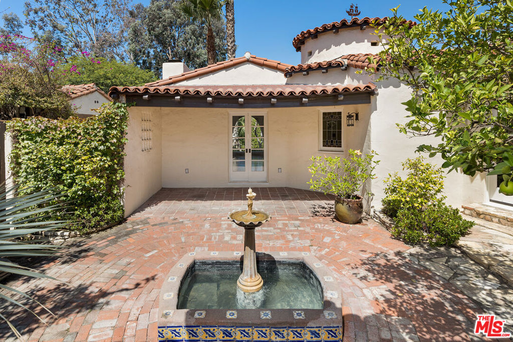 802 S Genesee Avenue