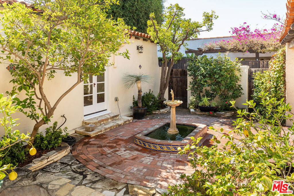 802 S Genesee Avenue