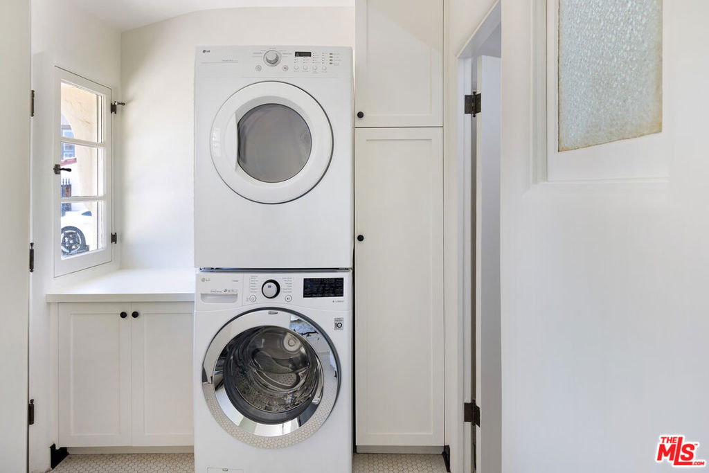 802 S Genesee Avenue