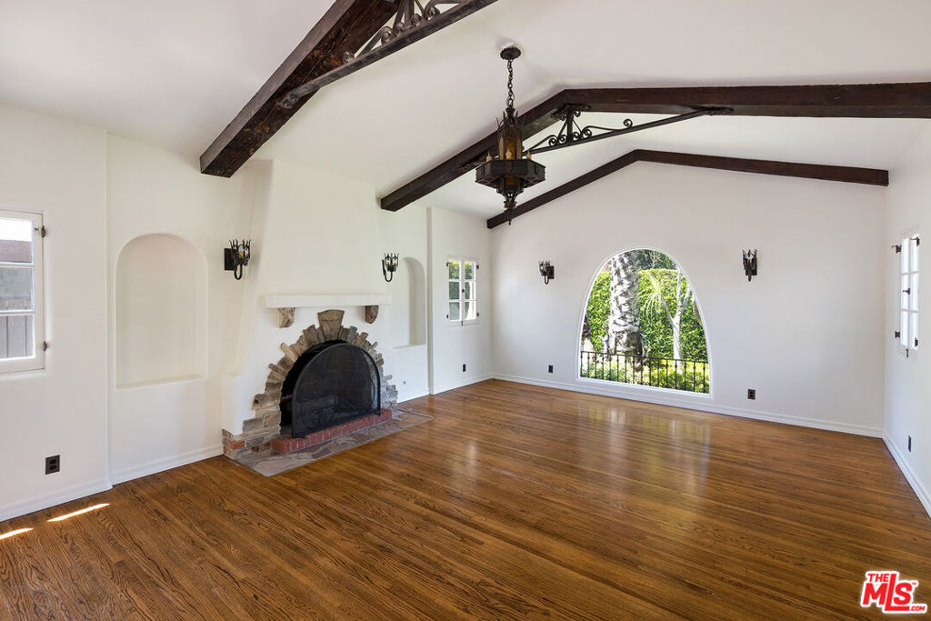 802 S Genesee Avenue