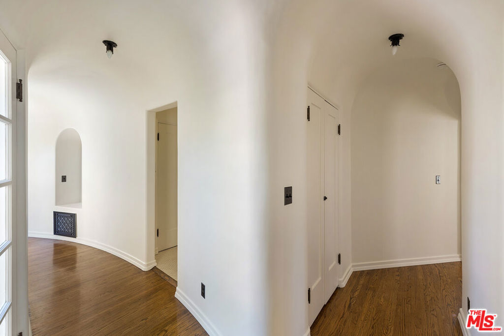 802 S Genesee Avenue