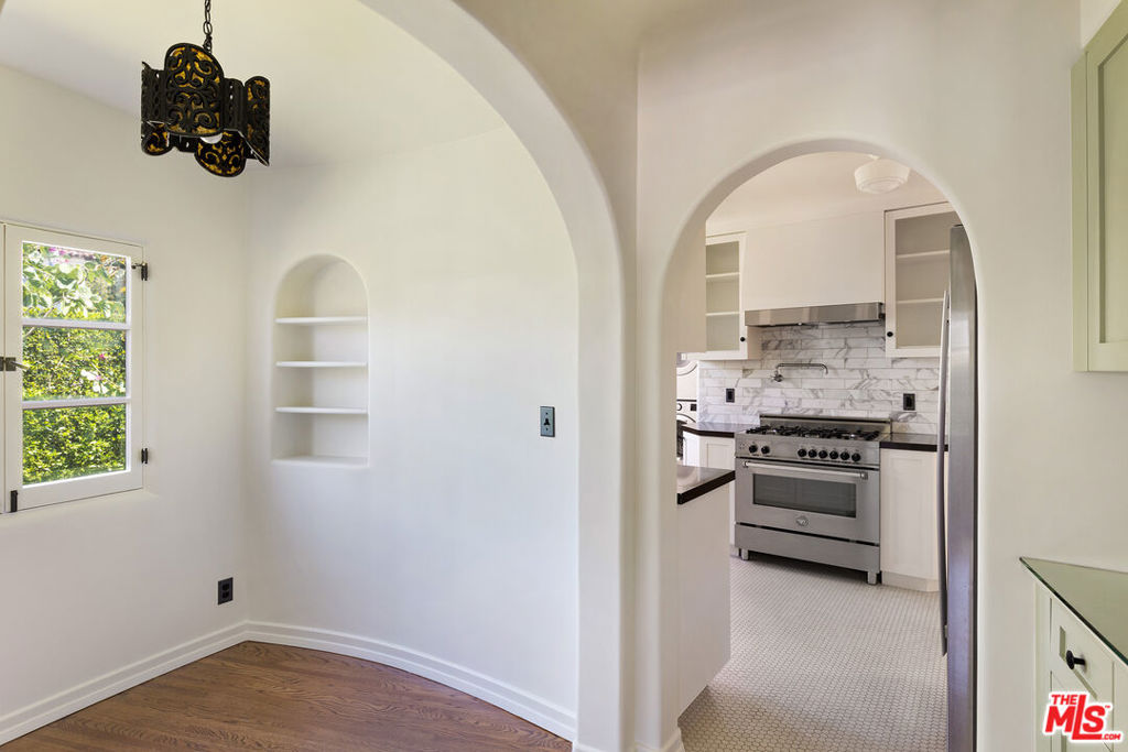 802 S Genesee Avenue