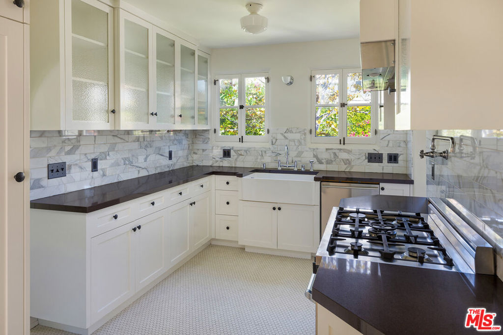 802 S Genesee Avenue