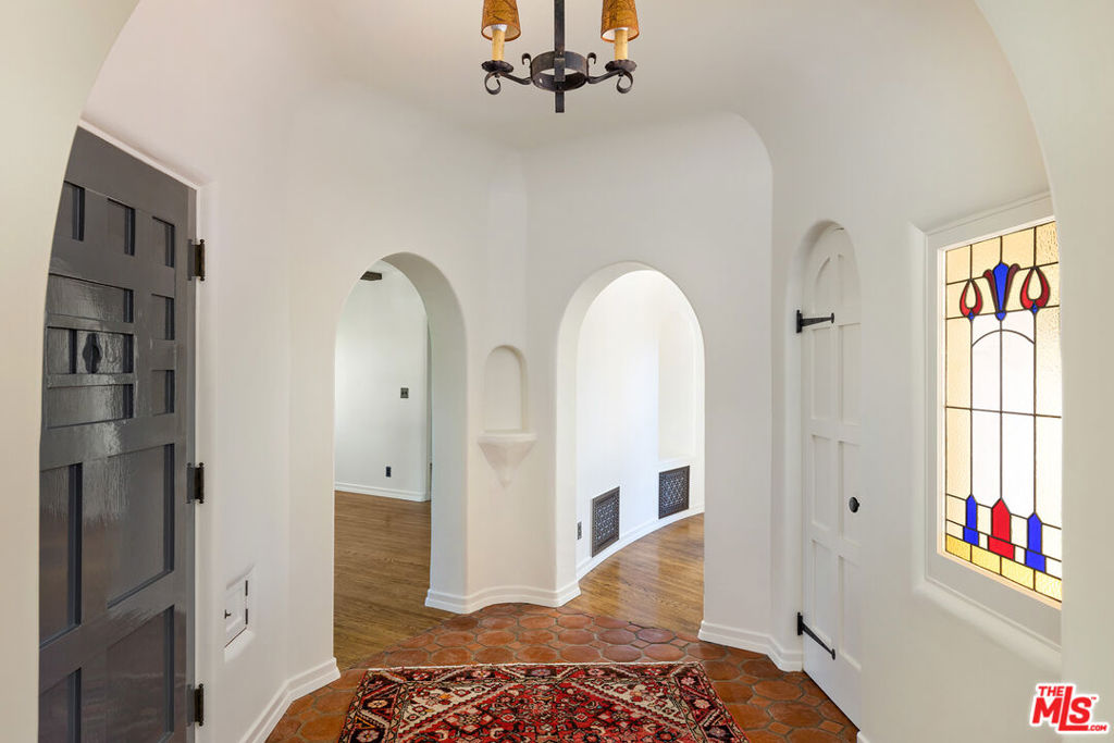 802 S Genesee Avenue