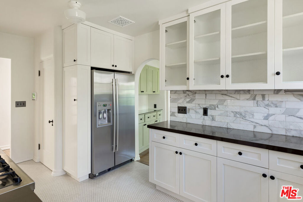 802 S Genesee Avenue