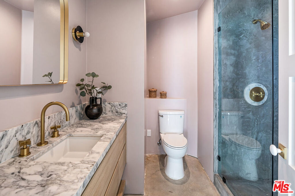 2443 N Vermont Avenue