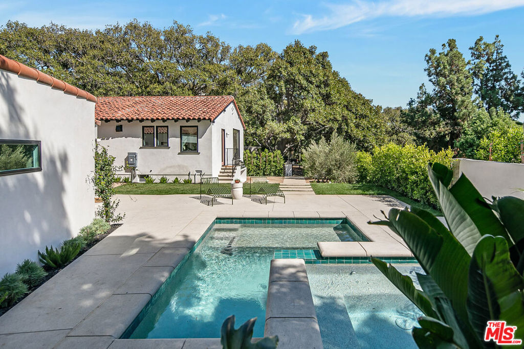 2443 N Vermont Avenue