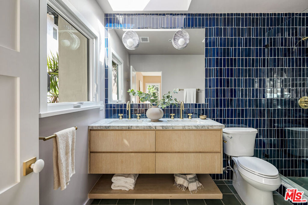 2443 N Vermont Avenue