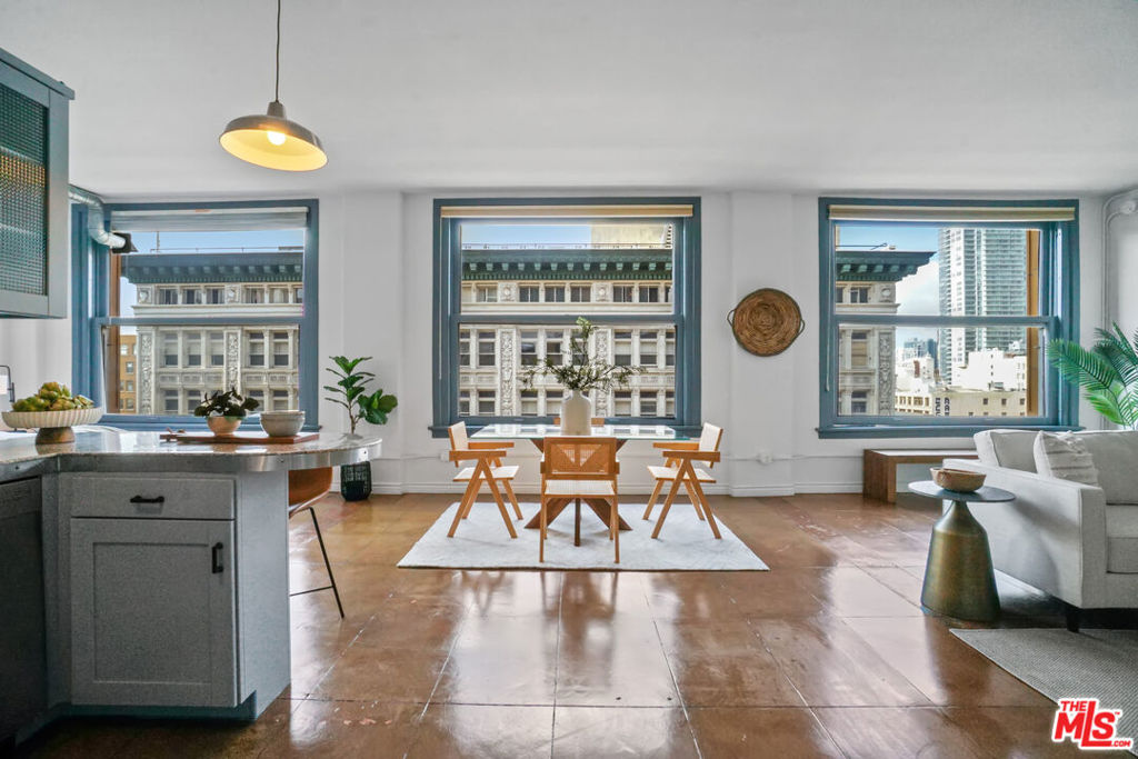 215 W 7th Street 1106