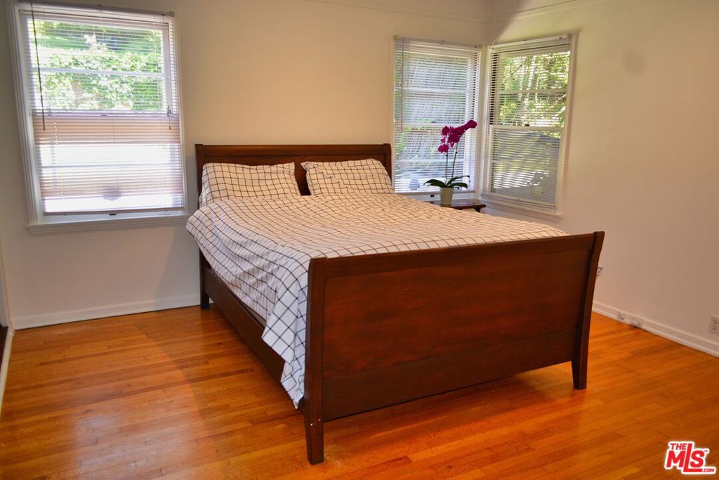 2444 Edgewater Terrace