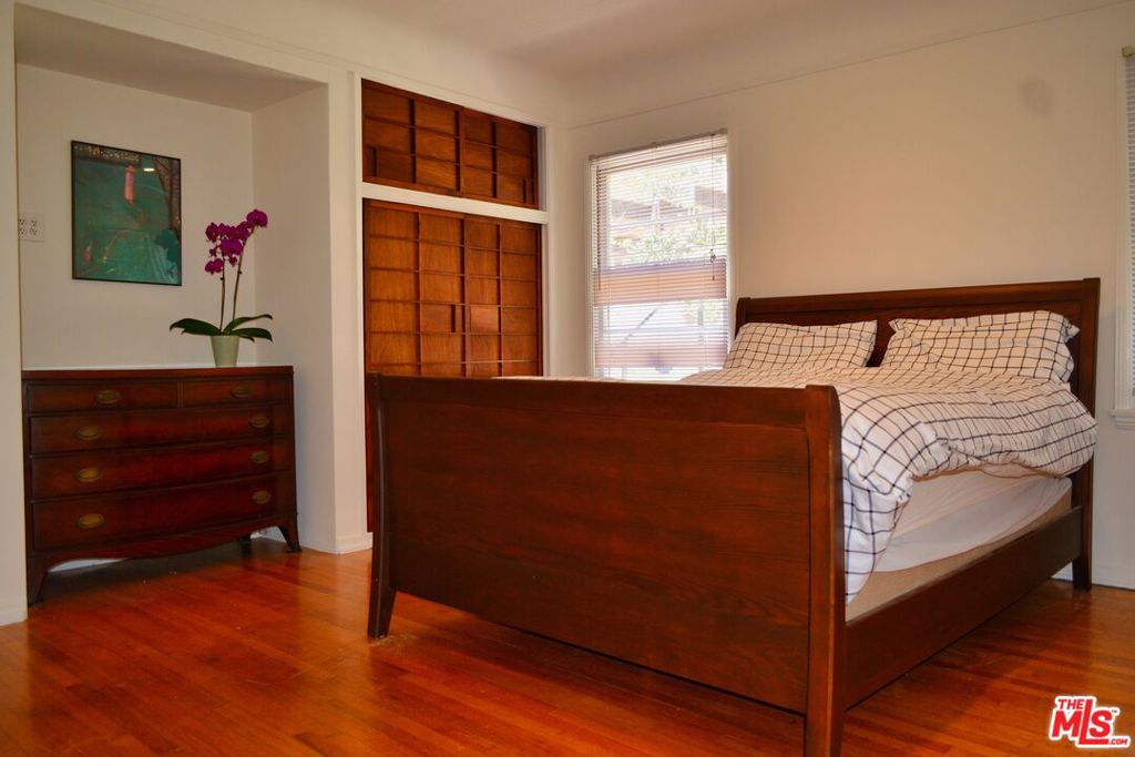 2444 Edgewater Terrace