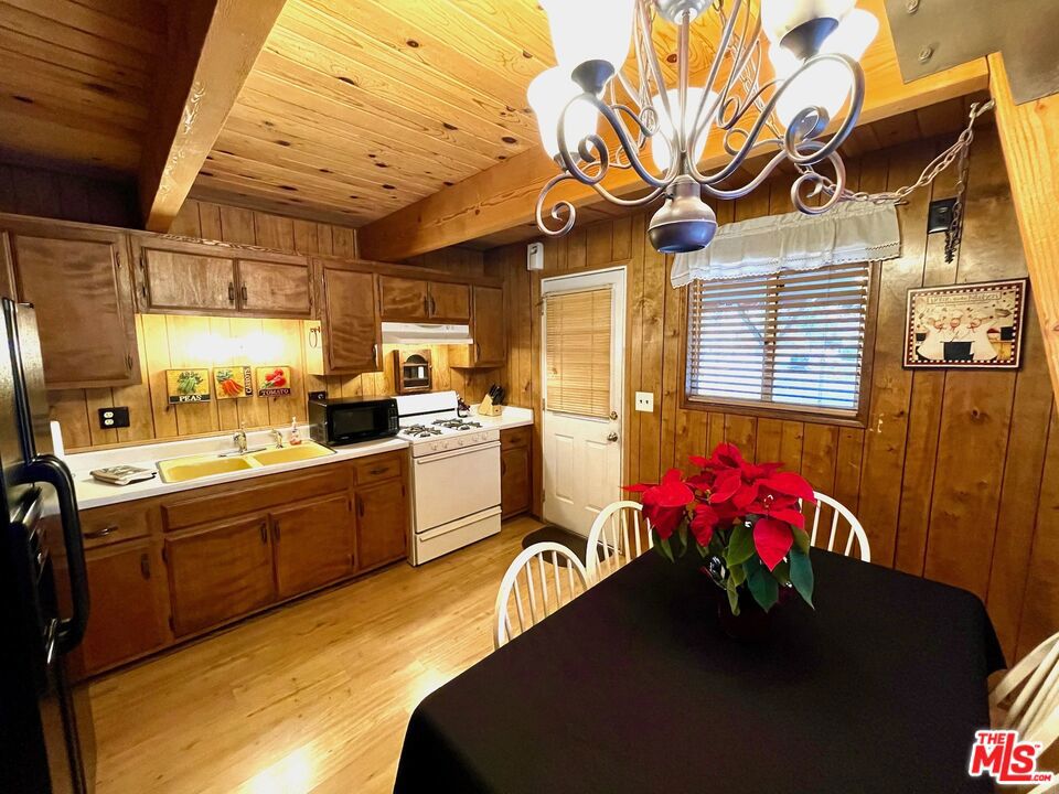 908 Pine Knot Avenue