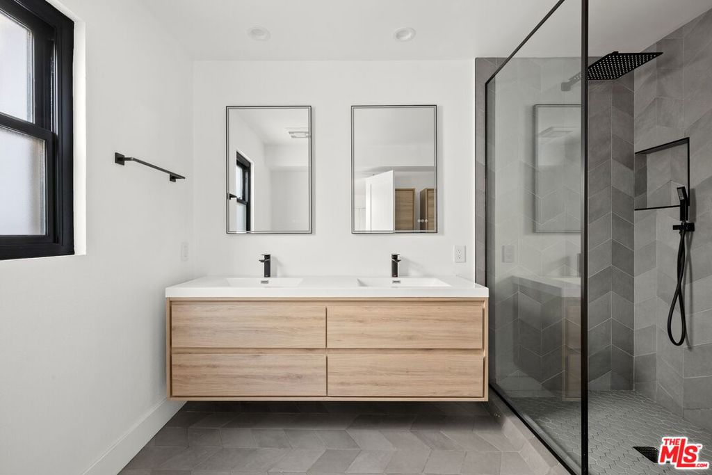 810 California Avenue 2