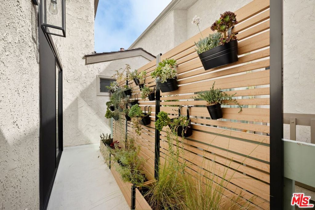 810 California Avenue 2