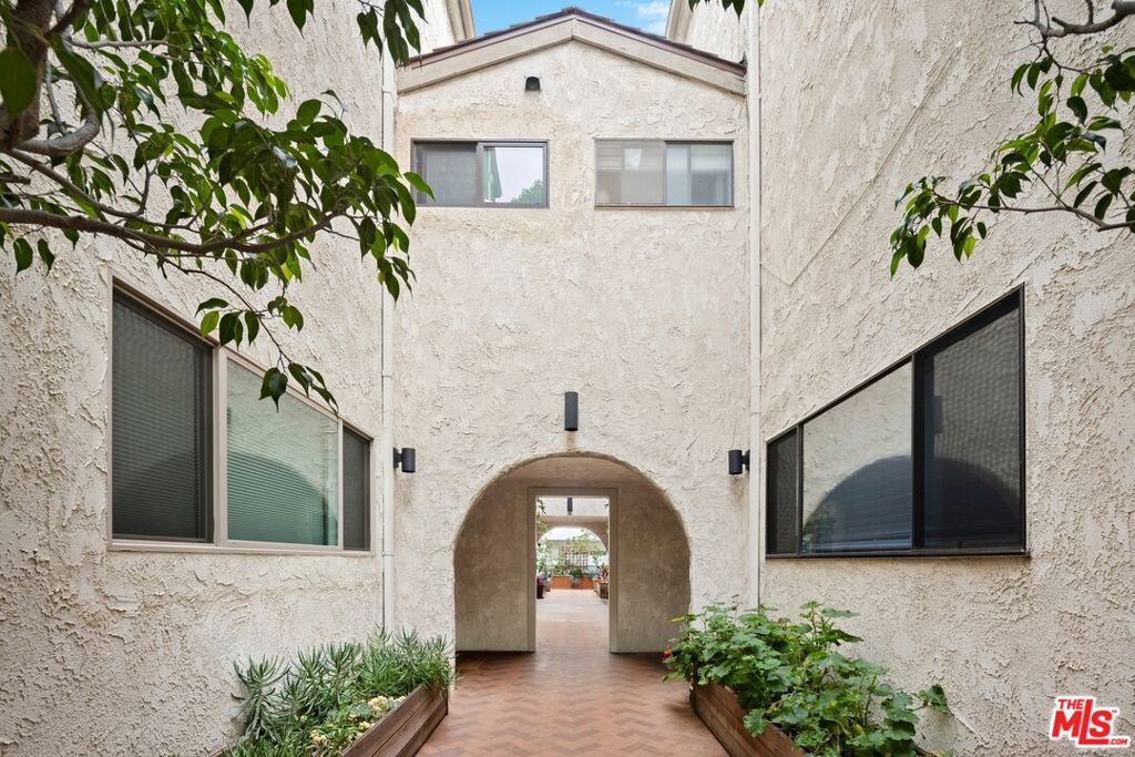 810 California Avenue 2