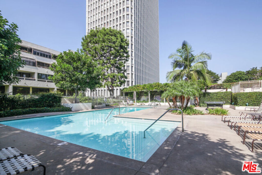 121 S Hope Street 428