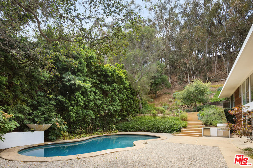 731 Greentree Road