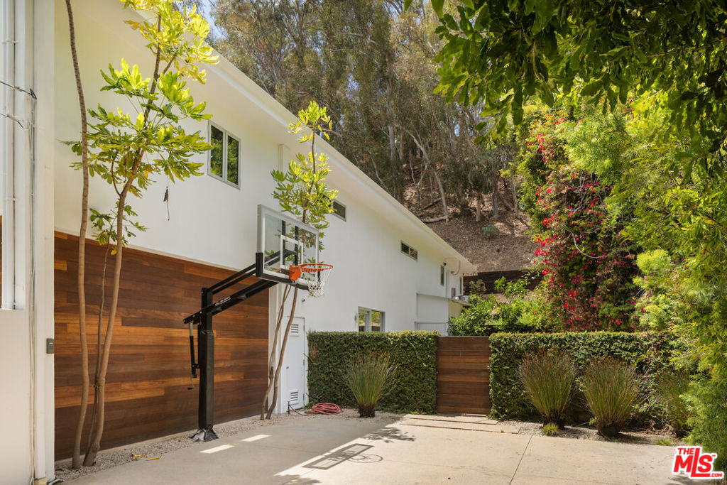 731 Greentree Road