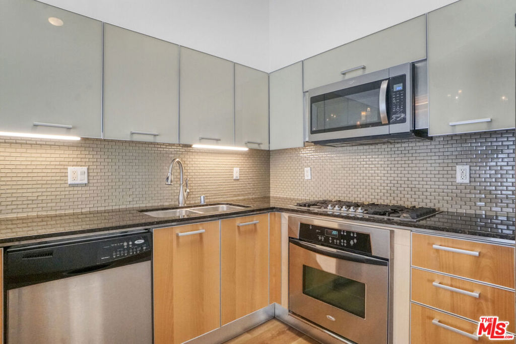 645 W 9th Street 741