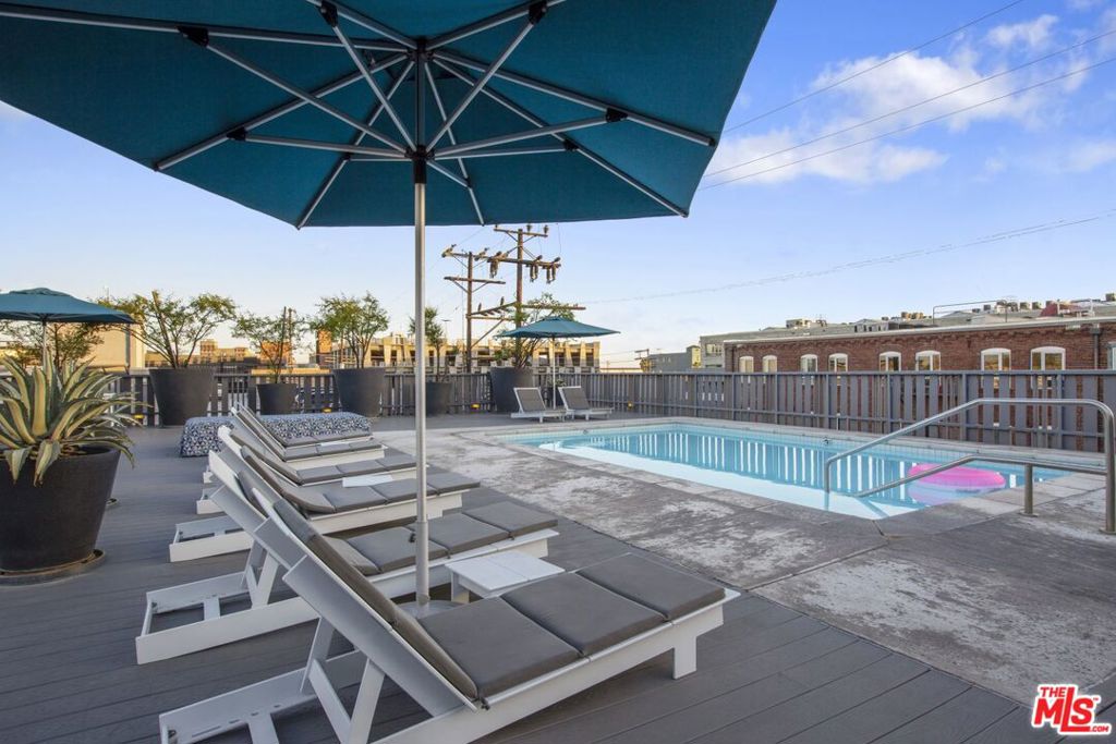 500 Molino Street 204