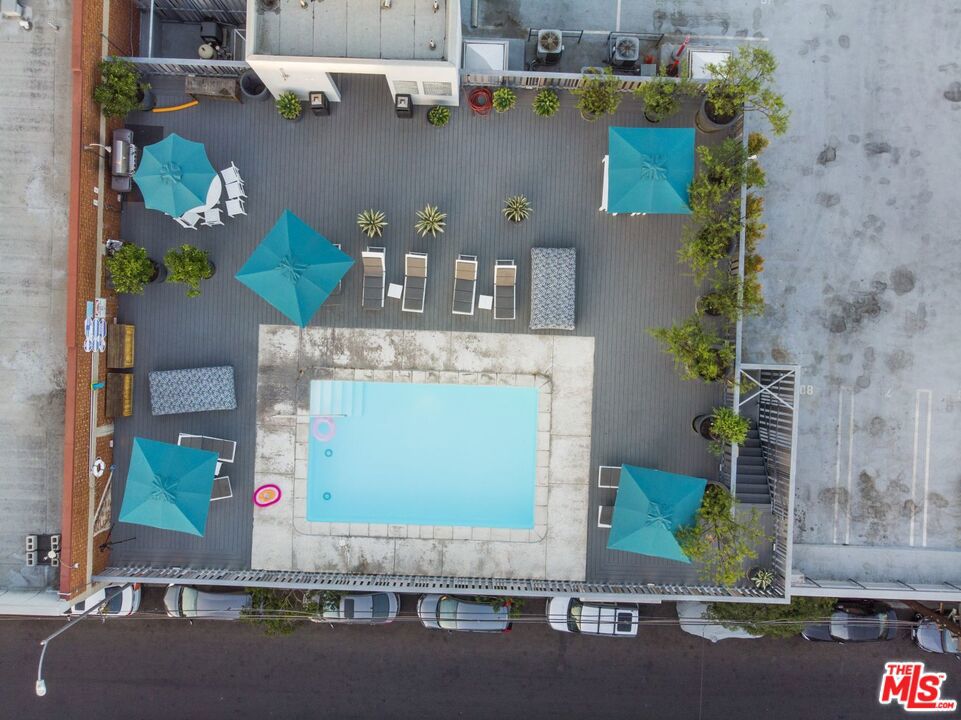 500 Molino Street 204