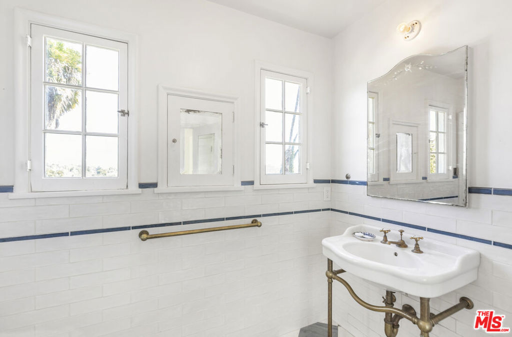 1961 N Normandie Avenue