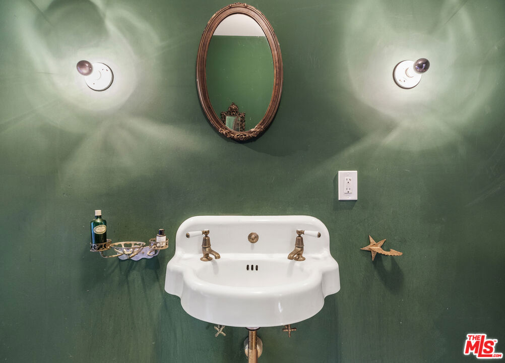 1961 N Normandie Avenue