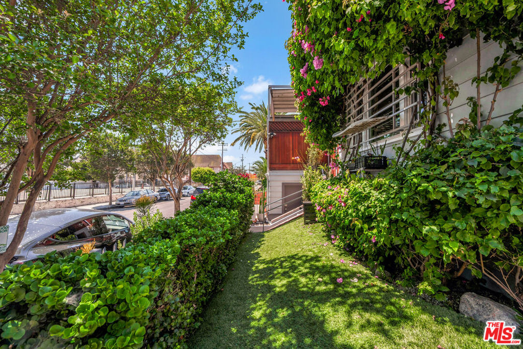 461 N St Andrews Place