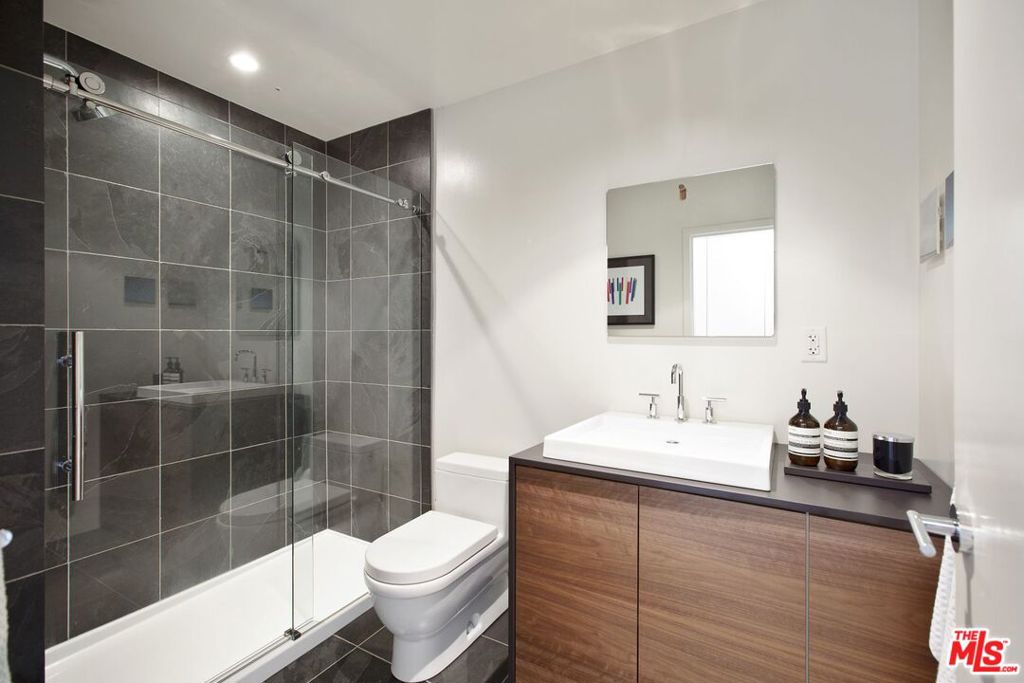 500 Molino Street 204