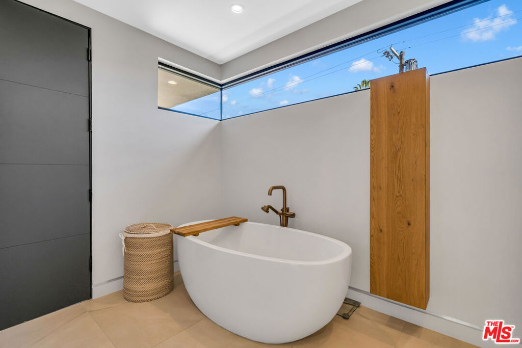 108 N Edinburgh Avenue