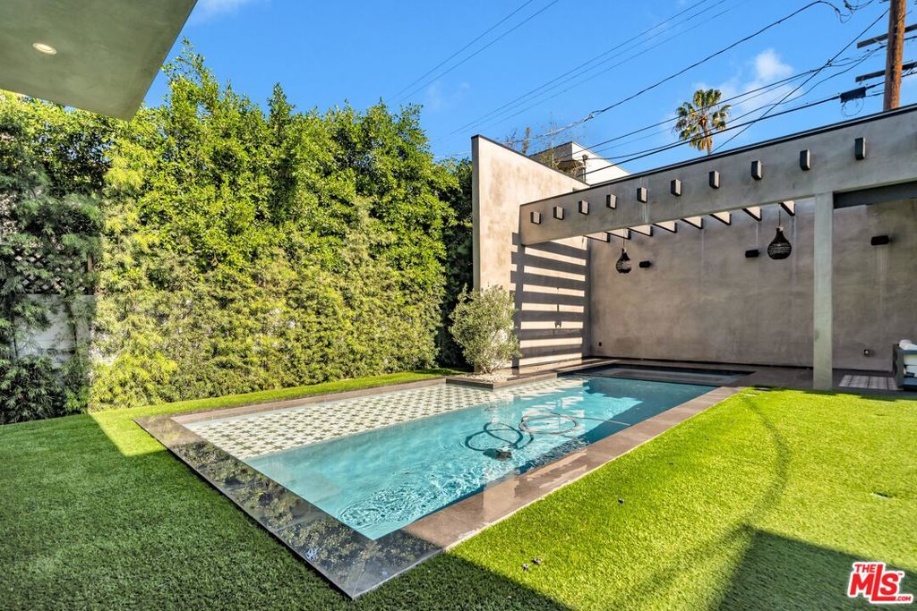 108 N Edinburgh Avenue