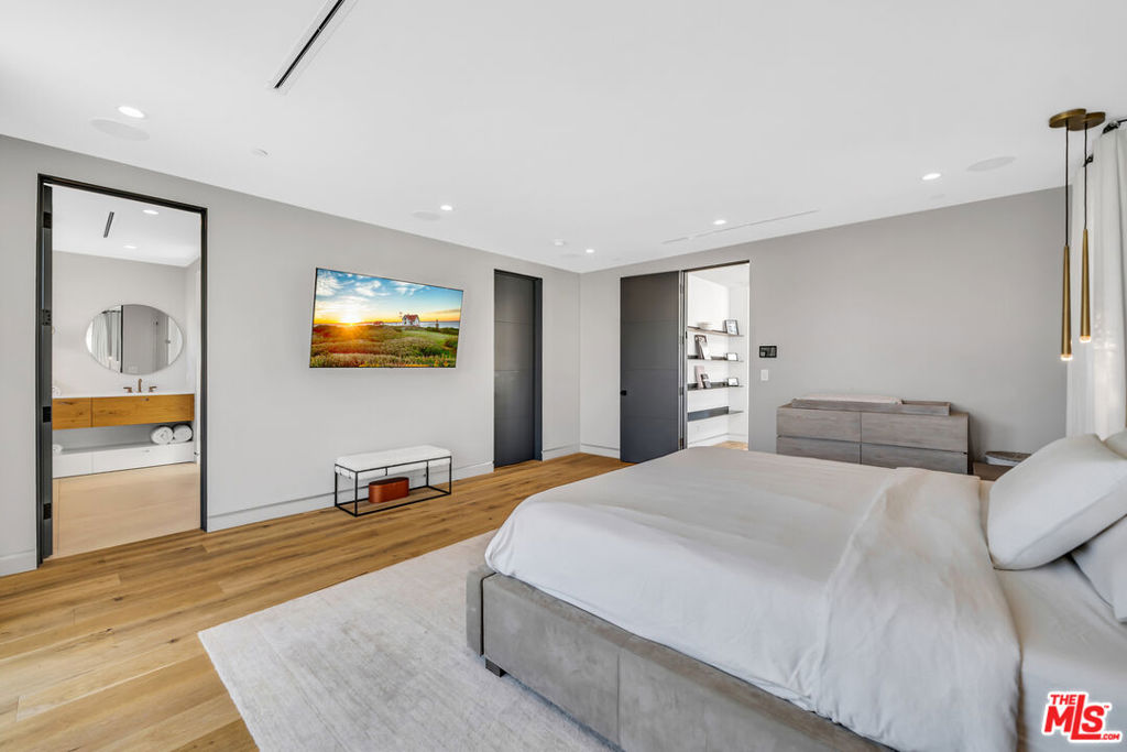 108 N Edinburgh Avenue