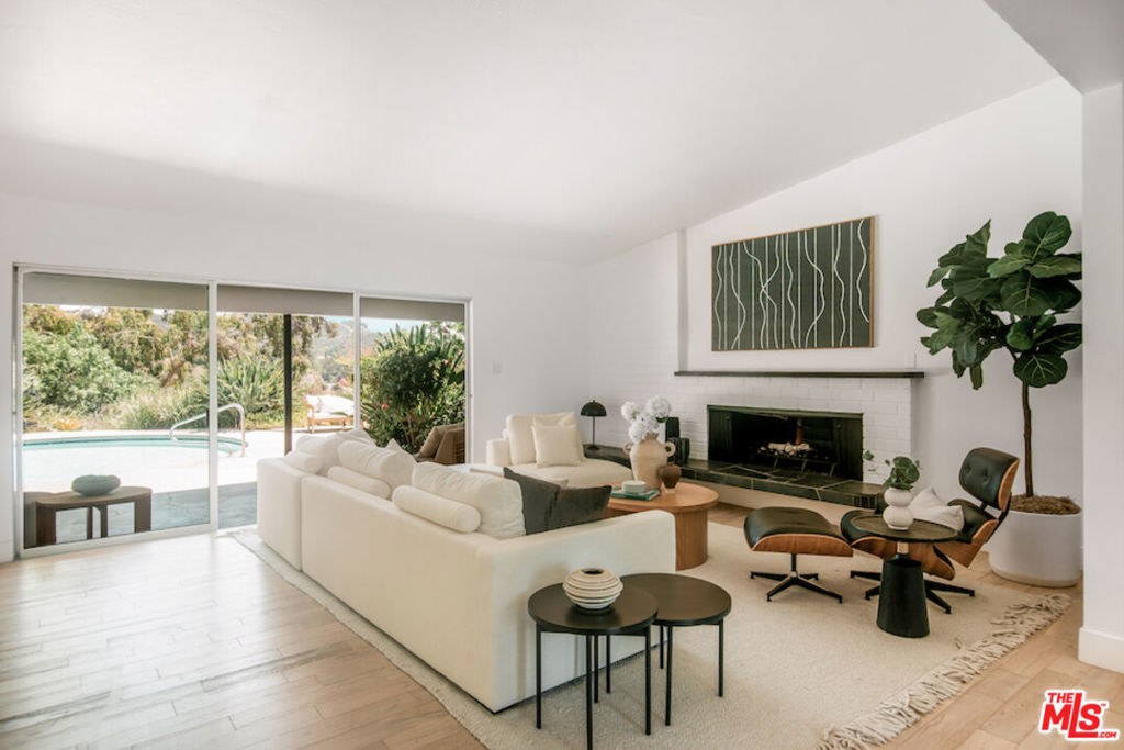 2700 Carmar Drive