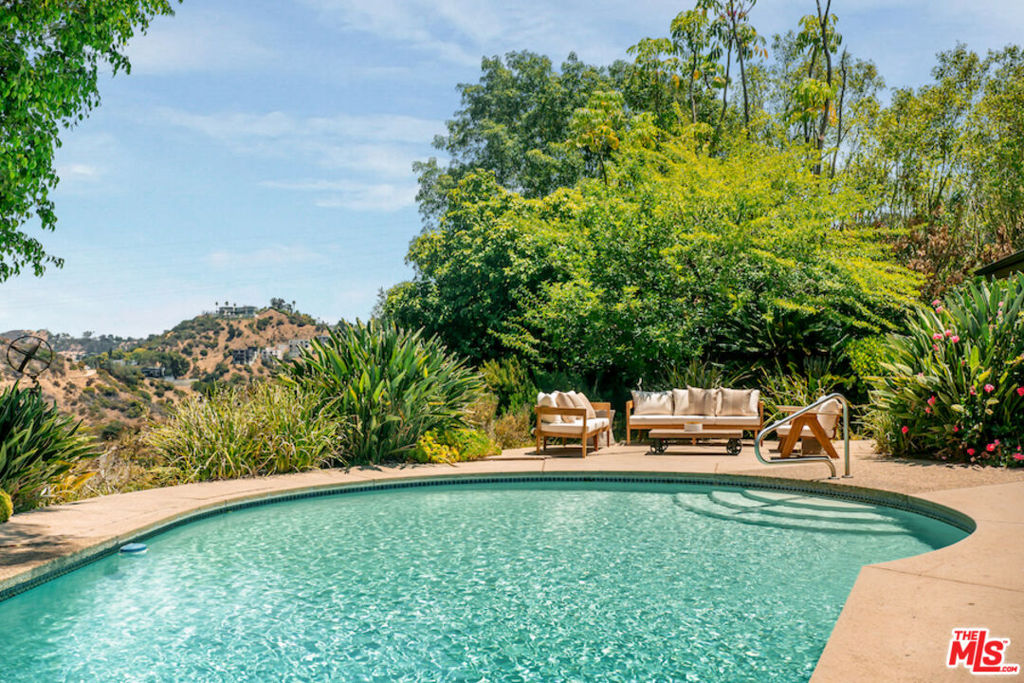 2700 Carmar Drive
