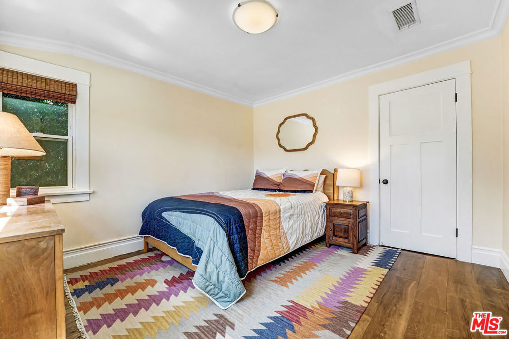 2049 N Berendo Street