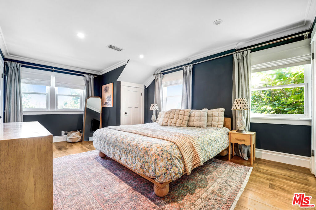 2049 N Berendo Street