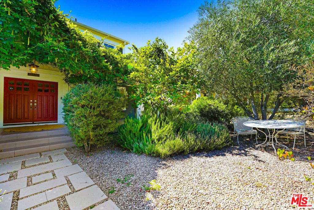 2049 N Berendo Street