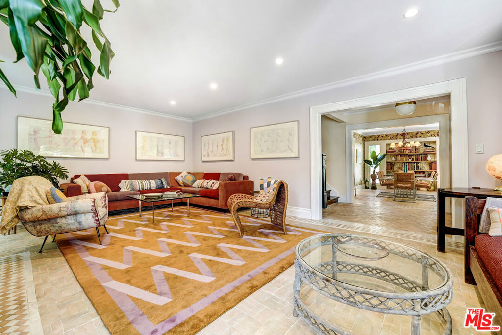 2049 N Berendo Street