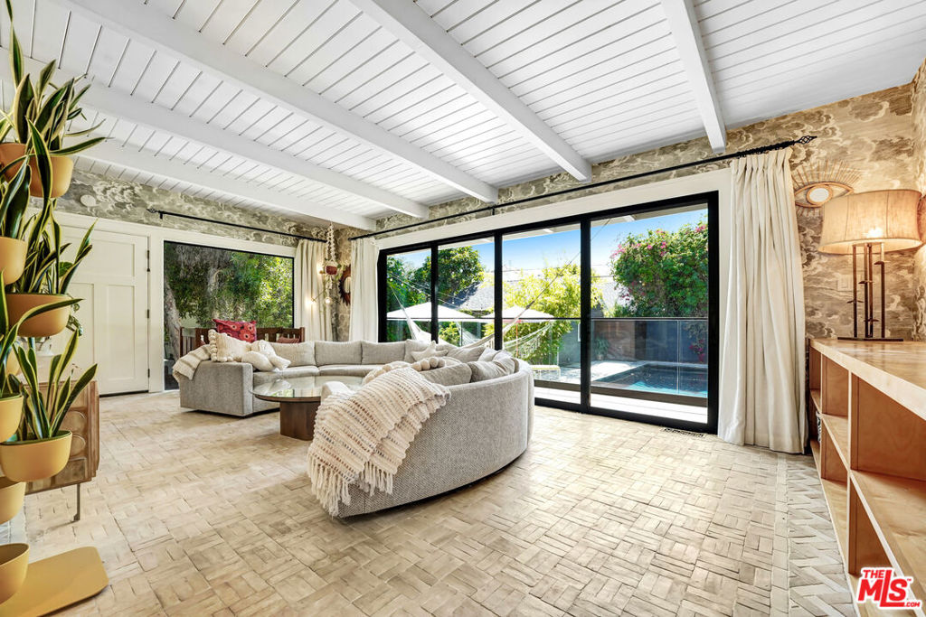 2049 N Berendo Street