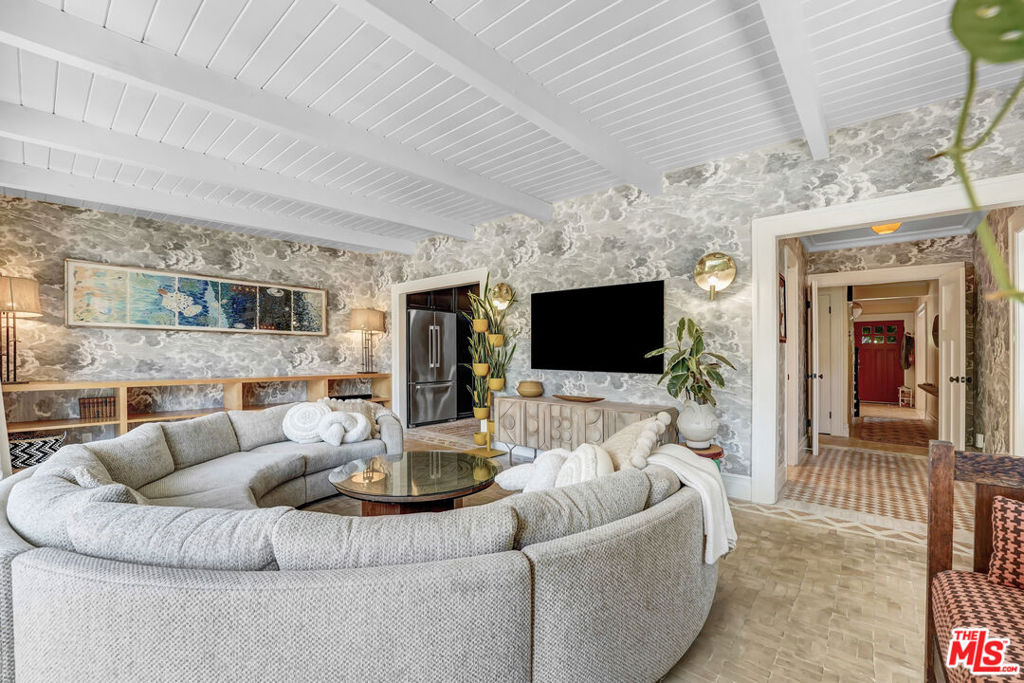 2049 N Berendo Street