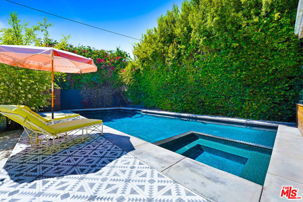 2049 N Berendo Street